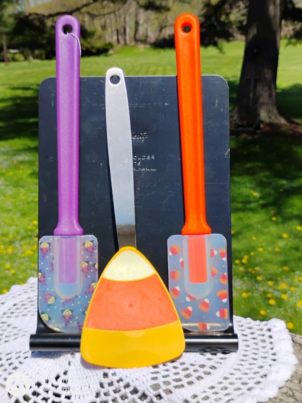 mixed lot of 3 Halloween themed spatulas candy corn design and little witches